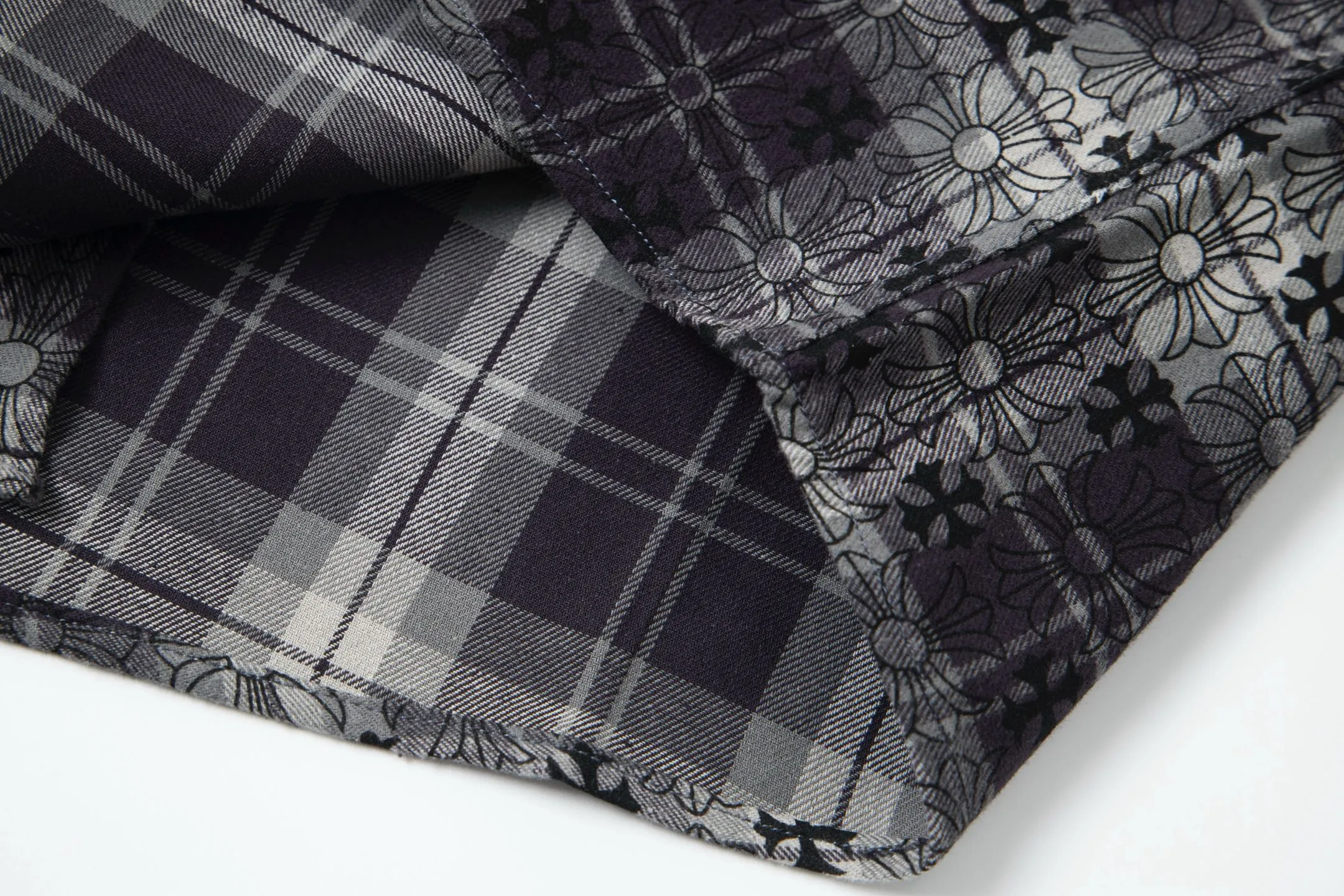 P230 Style number: G008 Chrome Hearts classic cashew flower cross all-over printed jacquard long-sleeved top casual shirt for couples 1️⃣Customized original jacquard fabric, high-quality pure cotton jacquard plaid fabric, soft and comfortable to the touch, a very high-quality fabric! 2️⃣The details of the workmanship are perfectly controlled. The lining is made of vest hemming, and the cuffs are made of double cross leather labels. It is different from the ordinary version. The collar is also designed with interlining, which shows high-end fashion and personality. The style is fashionable, simple and elegant, and it is a very versatile jacket! 4⃣️Complete accessories, all customized with original versions! Same style for men and women Color: cashew black Size: S, M, L, XL